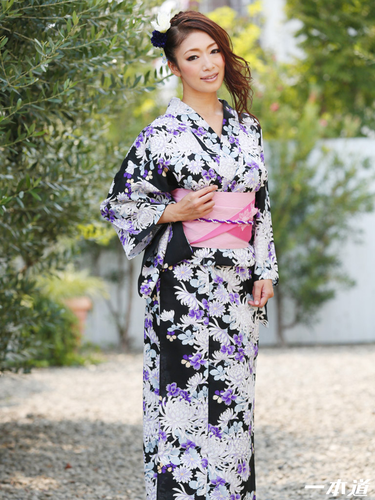 浴衣から飛び放つパーフェクトボディ